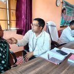 मरीजों की जांच करते स्वास्थ्य कर्मी