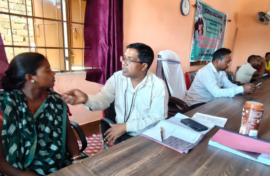 मरीजों की जांच करते स्वास्थ्य कर्मी