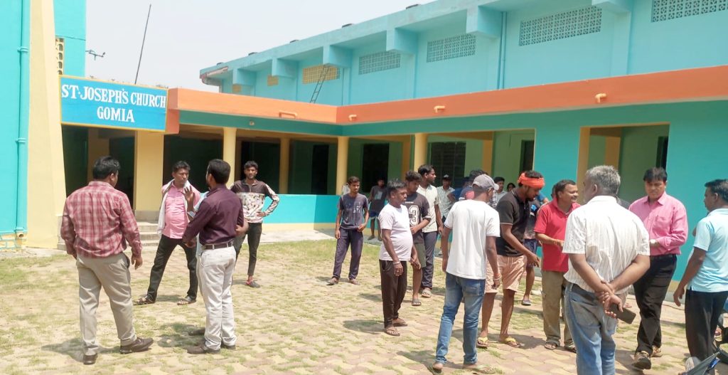 Painter dies after falling from roof of school building in Gomia