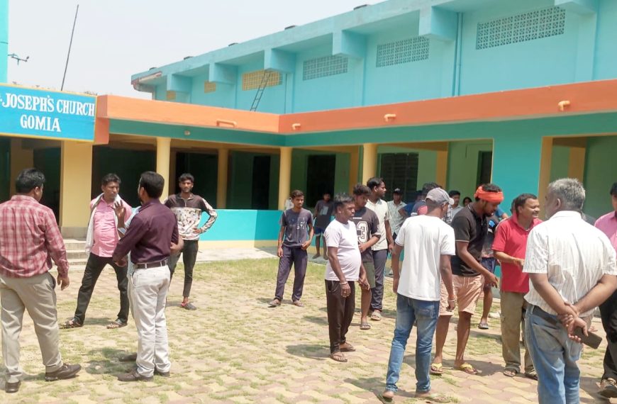 Painter dies after falling from roof of school building in Gomia