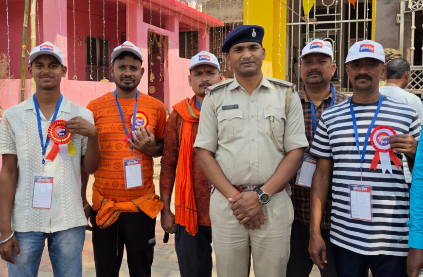 रामनवमी के लाइसेंसी जुलूस के पुलिस सहयोगियों को विशेष पहचान के लिए टोपी, एक बैच एवं एक पहचान पत्र दिया गया