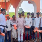 लोधी के समाजसेवी हाको मियां ने रामनवमी के उपलक्ष्य में भगवा गमछे का वितरण