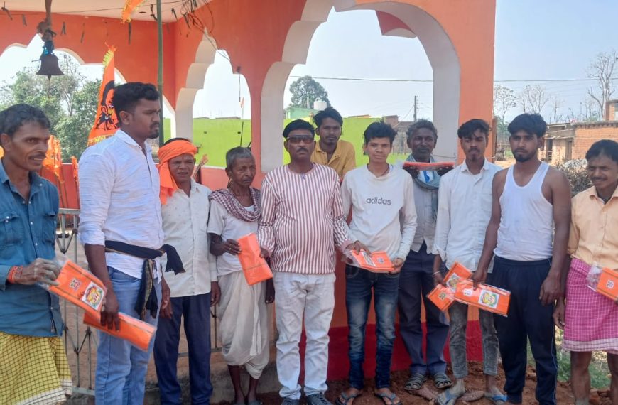 लोधी के समाजसेवी हाको मियां ने रामनवमी के उपलक्ष्य में भगवा गमछे का वितरण