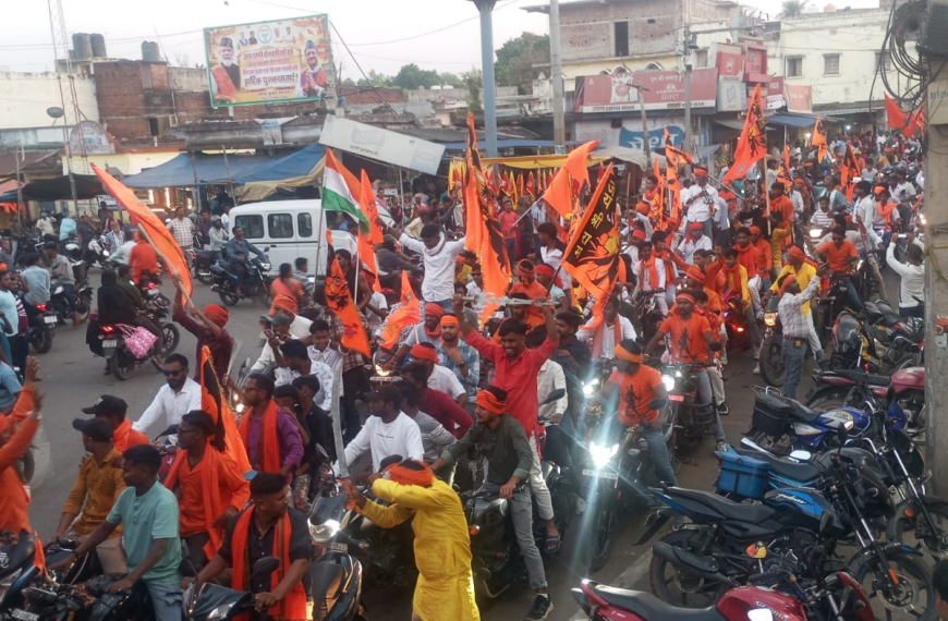 सैकड़ों लोग हुए शामिल