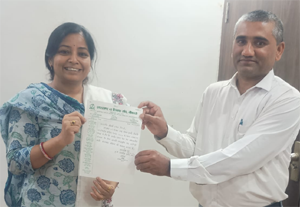 The Secretary of the Teachers' Union honored the teacher of Gomia.