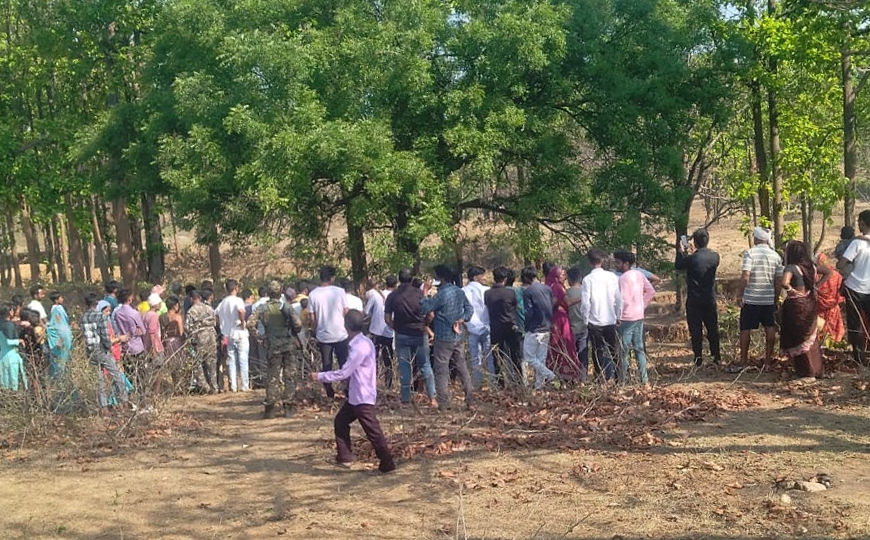 जंगल में नीम के पेड़ से लटका मिला युवक का शव