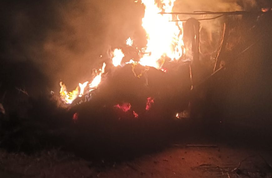 Late evening lightning wreaks havoc: A massive fire breaks out in a scaffolding in Gomia, causing huge losses to farmers.