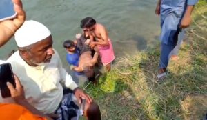 Body found in Kodwatand canal in Gomia, blood stains found on railway track and severed hand missing