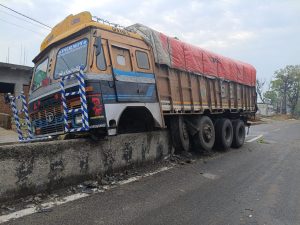 Nerki: A cement-laden truck lost control and hit a divider, a major accident was averted.