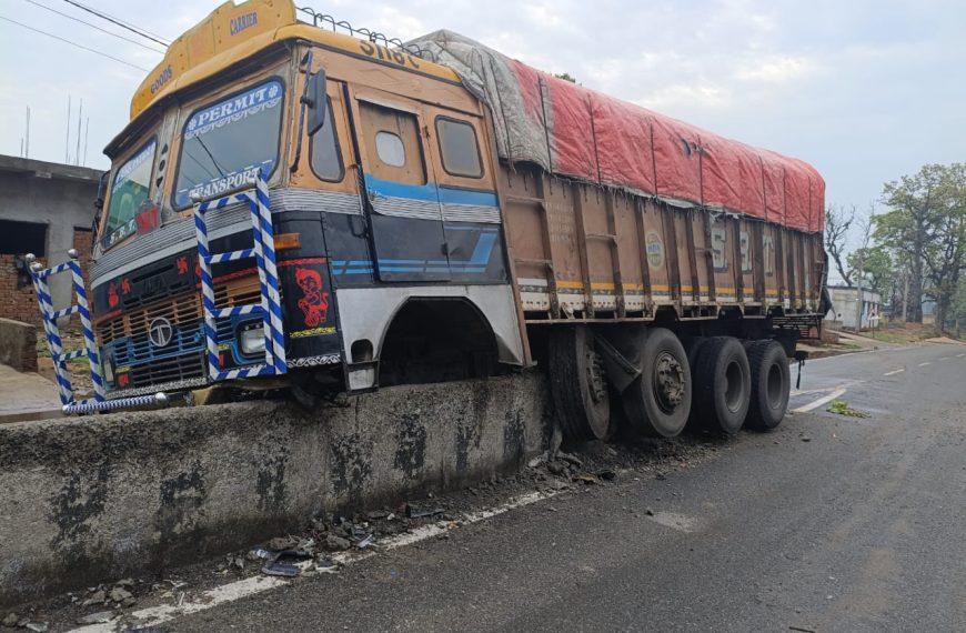Nerki: A cement-laden truck lost control and hit a divider, a major accident was averted.