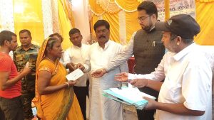 Minister Yogendra Prasad handed over compensation to the dependents of those killed in the elephant attack in Gomia.