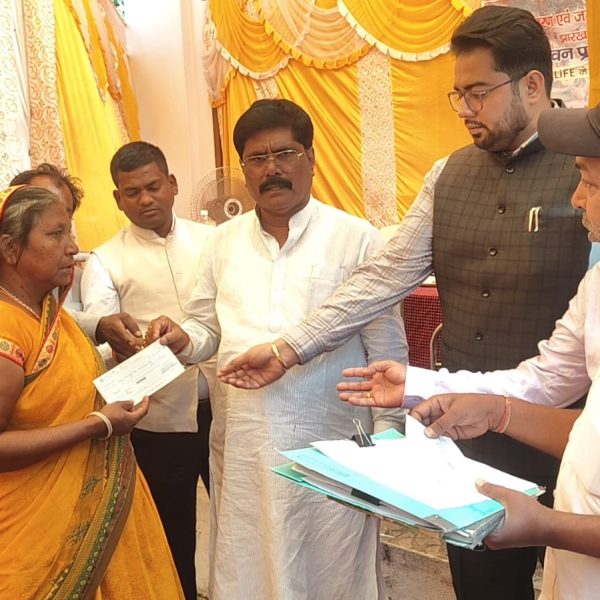 Minister Yogendra Prasad handed over compensation to the dependents of those killed in the elephant attack in Gomia.