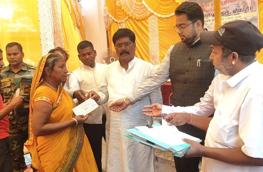 Minister Yogendra Prasad handed over compensation to the dependents of those killed in the elephant attack in Gomia.