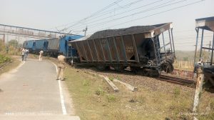 Gomia: Four wagons of a goods train derailed near Dumri Bihar railway station