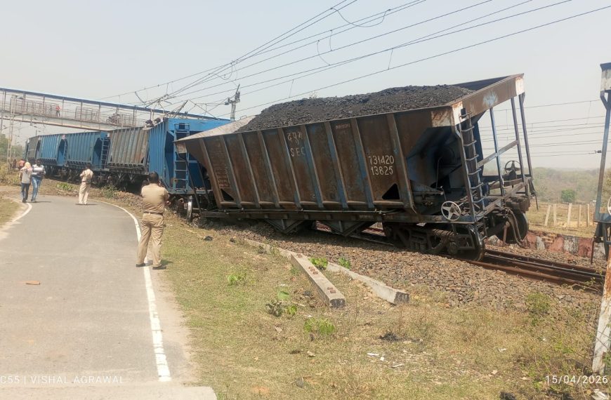 Gomia: Four wagons of a goods train derailed near Dumri Bihar railway station