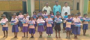 Gomia: Children got new dress in Nav Primary School Badkitand