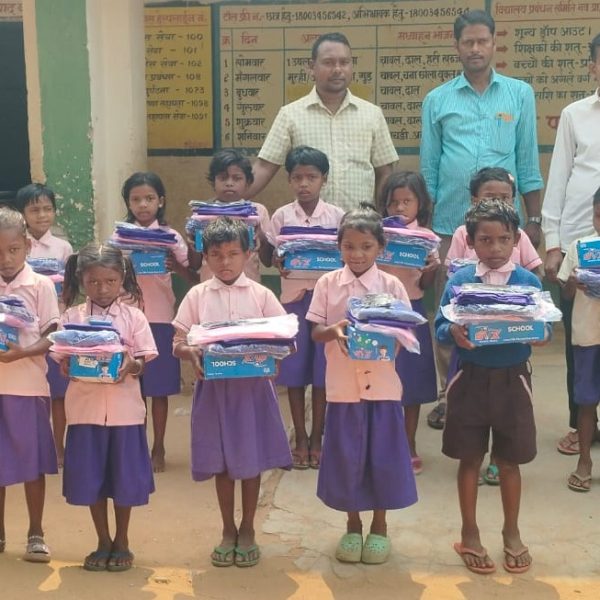 Gomia: Children got new dress in Nav Primary School Badkitand