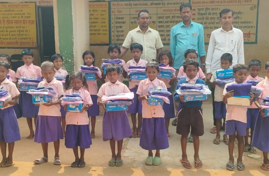 Gomia: Children got new dress in Nav Primary School Badkitand