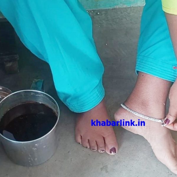 In Gomia, a fraudster took away a gold ring from a woman on the pretext of polishing her jewellery.