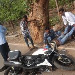 Gomia: Accident a day before daughter's wedding: Father's bike hit a tree while he was out distributing cards, condition critical