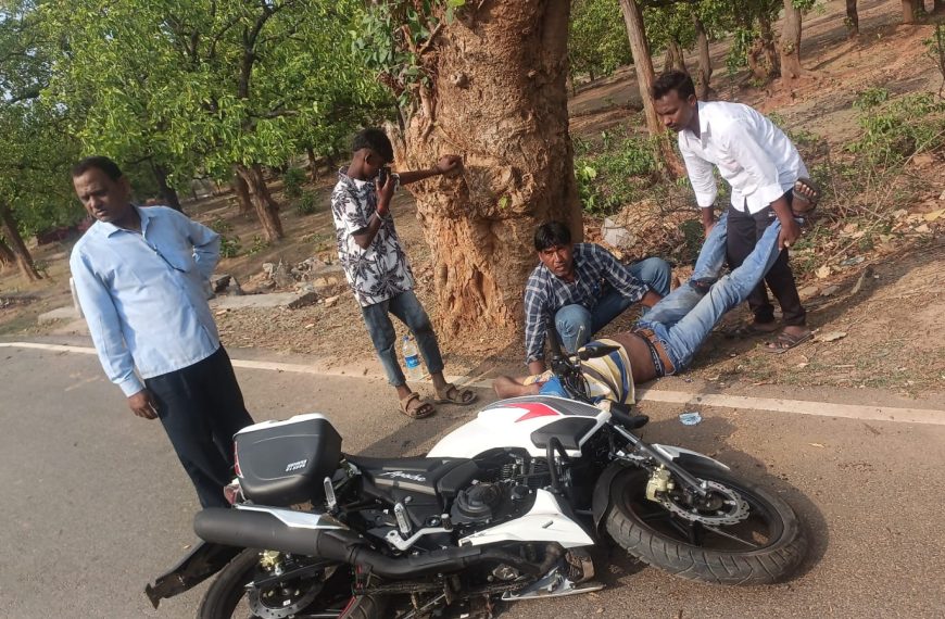 Gomia: Accident a day before daughter's wedding: Father's bike hit a tree while he was out distributing cards, condition critical