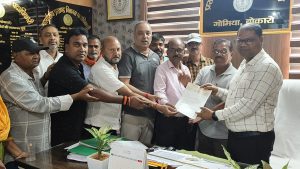 Anger erupts in Hazaribagh over assault on journalists, memorandum submitted in Gomia