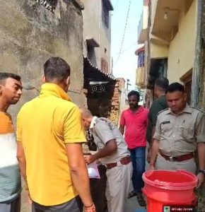Attachment and confiscation action was taken at the house of absconding accused Dolly Rani Dey, resident of Sadram Bengali Tola.