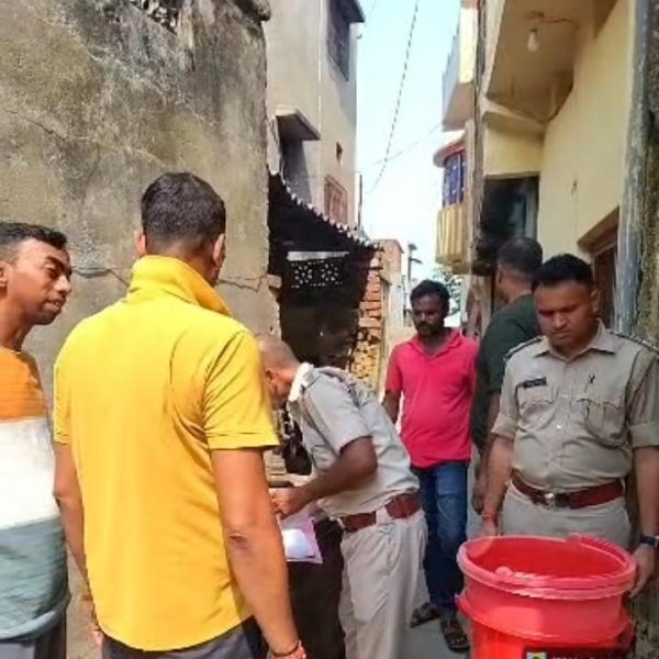 Attachment and confiscation action was taken at the house of absconding accused Dolly Rani Dey, resident of Sadram Bengali Tola.