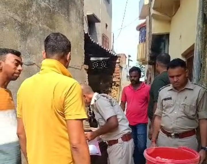 Attachment and confiscation action was taken at the house of absconding accused Dolly Rani Dey, resident of Sadram Bengali Tola.