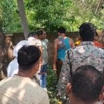 Gomia: Villagers tied up and beat the accused—who had absconded with lakhs of rupees from loans taken by 56 women—right within the Tenughat Court premises.