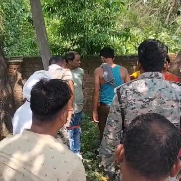 Gomia: Villagers tied up and beat the accused—who had absconded with lakhs of rupees from loans taken by 56 women—right within the Tenughat Court premises.