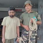 Gomia: Son, under the influence of alcohol, kills father by hacking him with an axe.