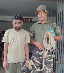Gomia: Son, under the influence of alcohol, kills father by hacking him with an axe.
