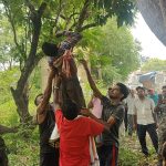 Gomia: Drunk youth climbs mango tree; high-voltage drama unfolds for hours.