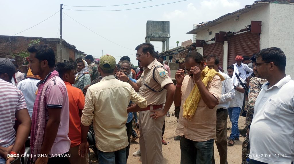 Gomia: Tension in Palani after discovery of banned meat; two communities face off; administration brings situation under control through prompt action.
