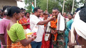 Gomia: Villagers turned out in large numbers to welcome Arvind Kisku, the village's first Agniveer.
