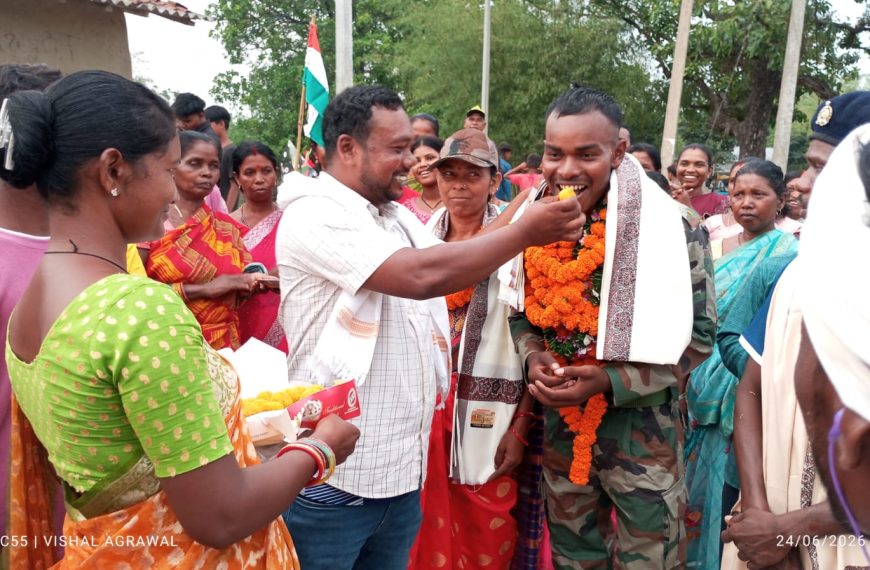 Gomia: Villagers turned out in large numbers to welcome Arvind Kisku, the village's first Agniveer.