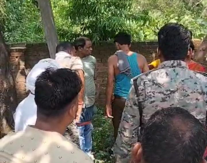 Gomia: Villagers tied up and beat the accused—who had absconded with lakhs of rupees from loans taken by 56 women—right within the Tenughat Court premises.