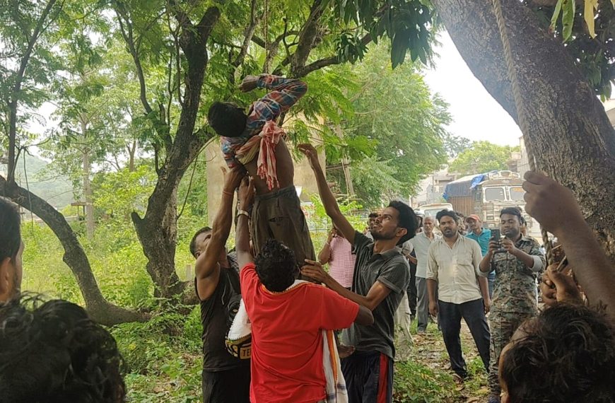 Gomia: Drunk youth climbs mango tree; high-voltage drama unfolds for hours.