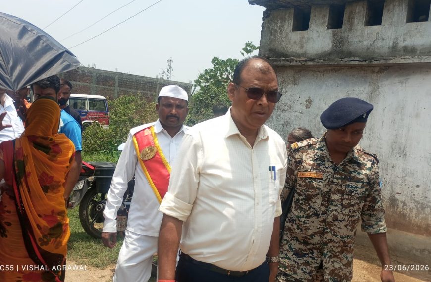 Gomia: Tension in Palani after discovery of banned meat; two communities face off; administration brings situation under control through prompt action.