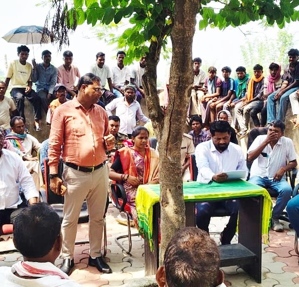 Gomia: Villagers from Siyari, Uda, and Dumri at odds over Mahua collection.