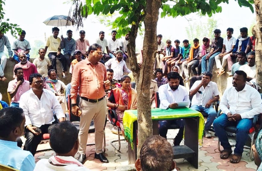 Gomia: Villagers from Siyari, Uda, and Dumri at odds over Mahua collection.