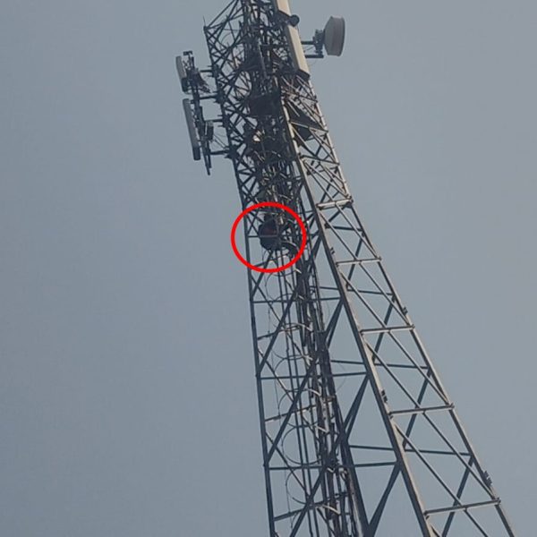 Minor girl climbs mobile tower demanding the release of her boyfriend, who has been sent to jail.