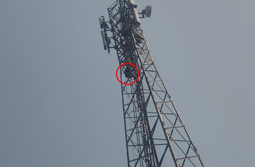 Minor girl climbs mobile tower demanding the release of her boyfriend, who has been sent to jail.