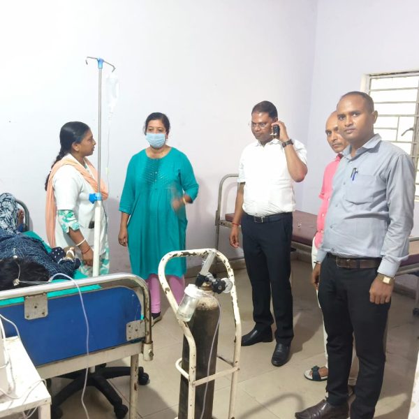 Gomia: BLO falls ill while performing official duties; allegations of intimidation by anti-social elements; BDO visits hospital to take stock of the situation.