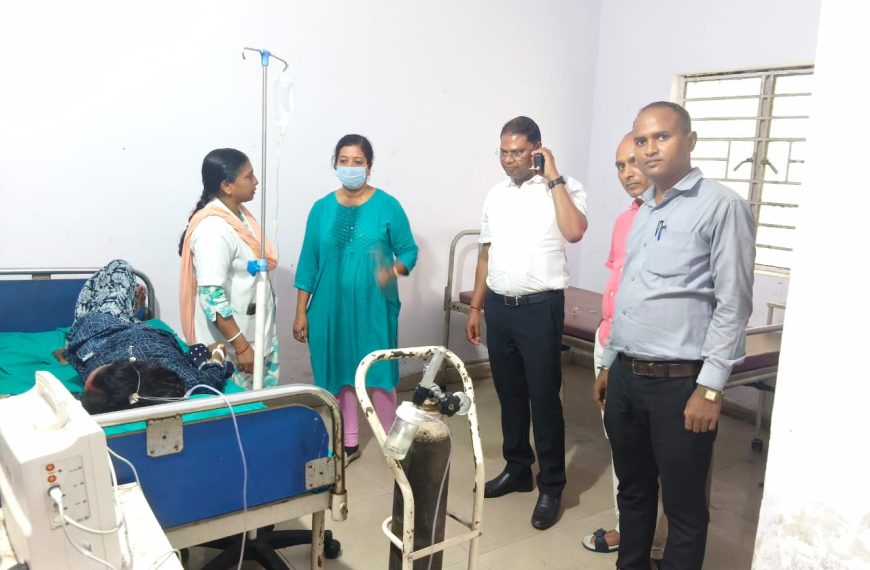 Gomia: BLO falls ill while performing official duties; allegations of intimidation by anti-social elements; BDO ​​visits hospital to take stock of the situation.