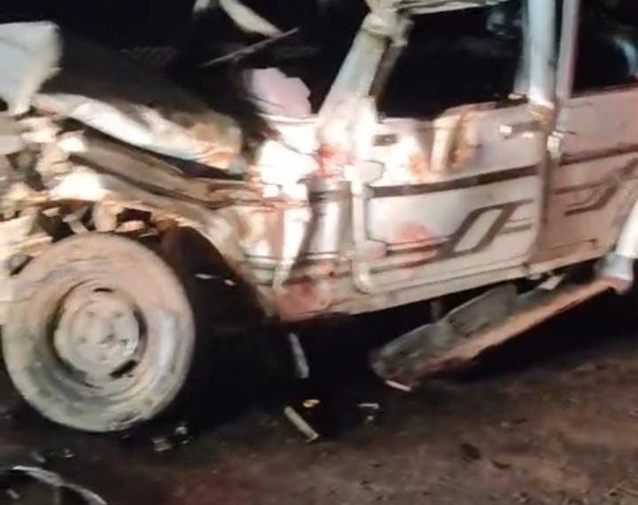 Gomia: Severe road accident on the Konar Dam road; head-on collision between a tractor loaded with illegal sand and a Bolero; eight injured, four in critical condition.