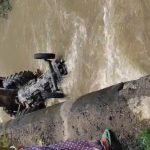 Gomia: Second major accident in 24 hours—following the Konar Dam incident, a tractor loaded with illegally mined stone chips plunged into the river from the Bokaro River bridge; the driver and helper had a narrow escape.