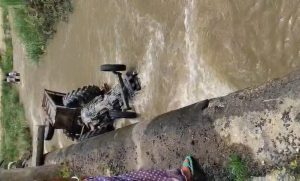 Gomia: Second major accident in 24 hours—following the Konar Dam incident, a tractor loaded with illegally mined stone chips plunged into the river from the Bokaro River bridge; the driver and helper had a narrow escape.