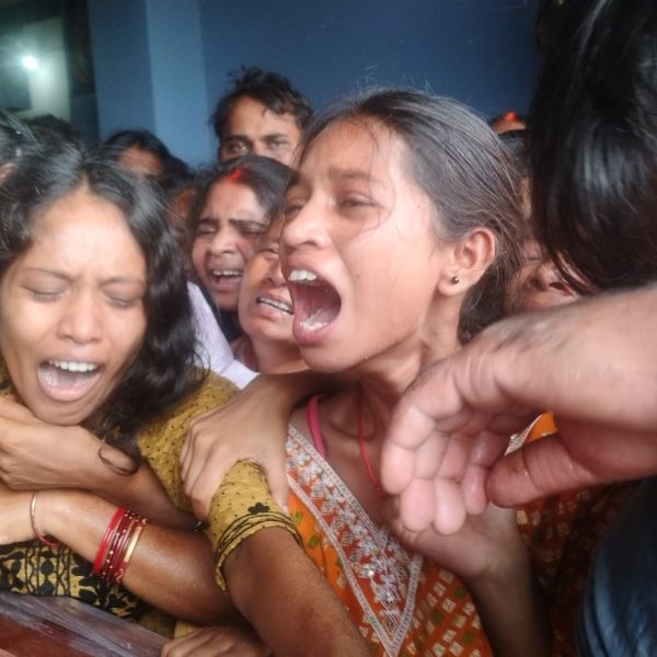 Gomia: The body of migrant worker Satyendra Mahto arrived in Gomia from Saudi Arabia after a month; tears welled up in everyone's eyes during the final viewing.